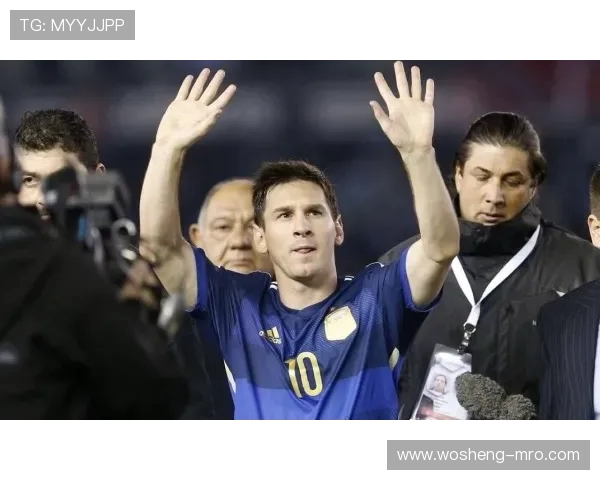 小舅子擂台激战！罗唐场外急到 “罚站”，网友：姐夫比选手还紧张！(1)